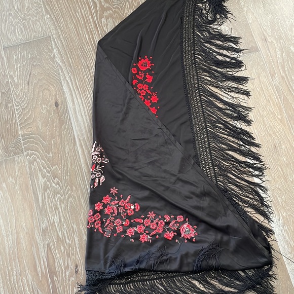 Spanish Shawl - Picture 3 of 3